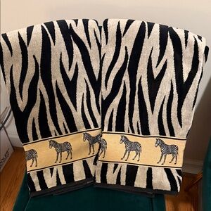 Disney Exclusive Zebra Patterned Black and Cream Bath Set of 2 Towels